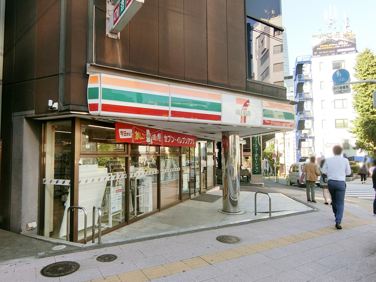 徒歩3分のセブン-イレブン 港区飯倉店
