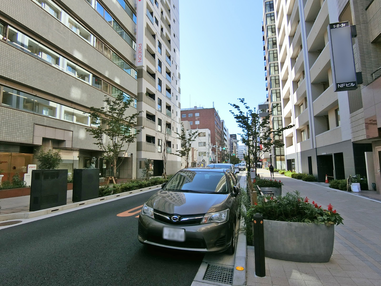 NFビル前面の通り
