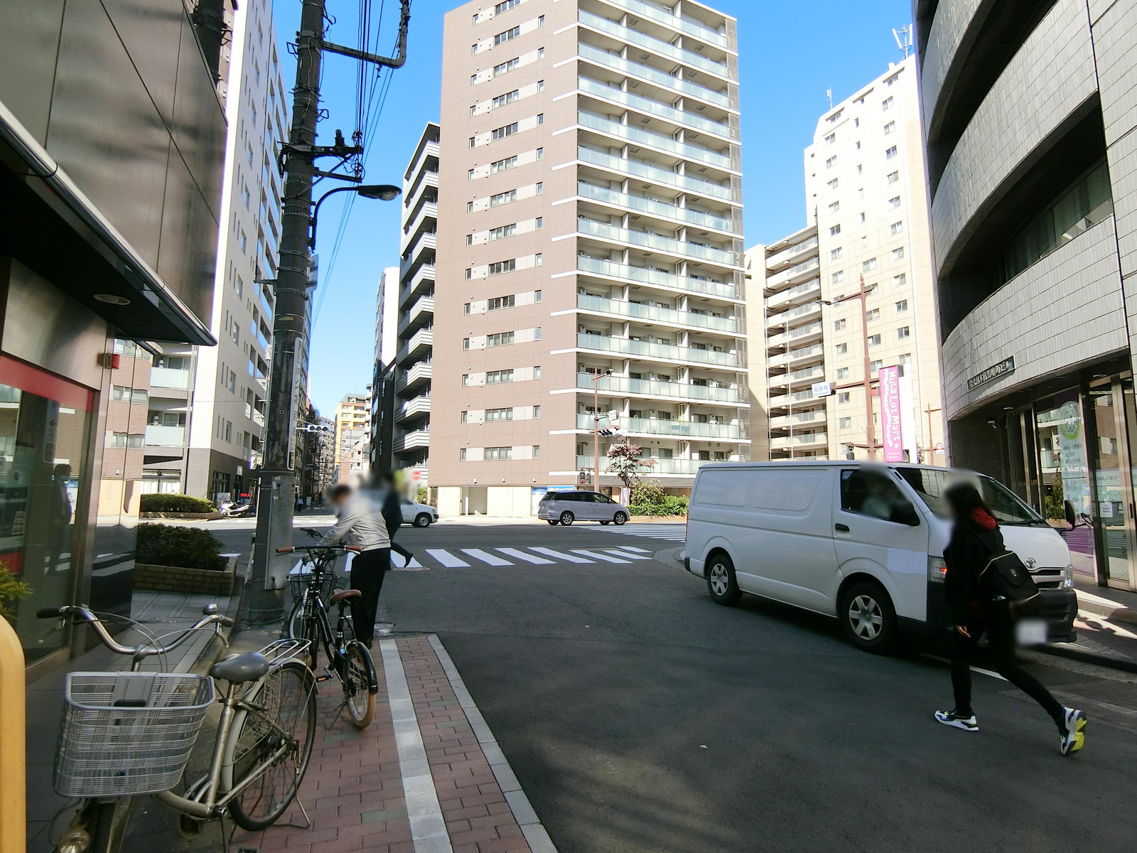 にほんばしゼニットビル前面の通り