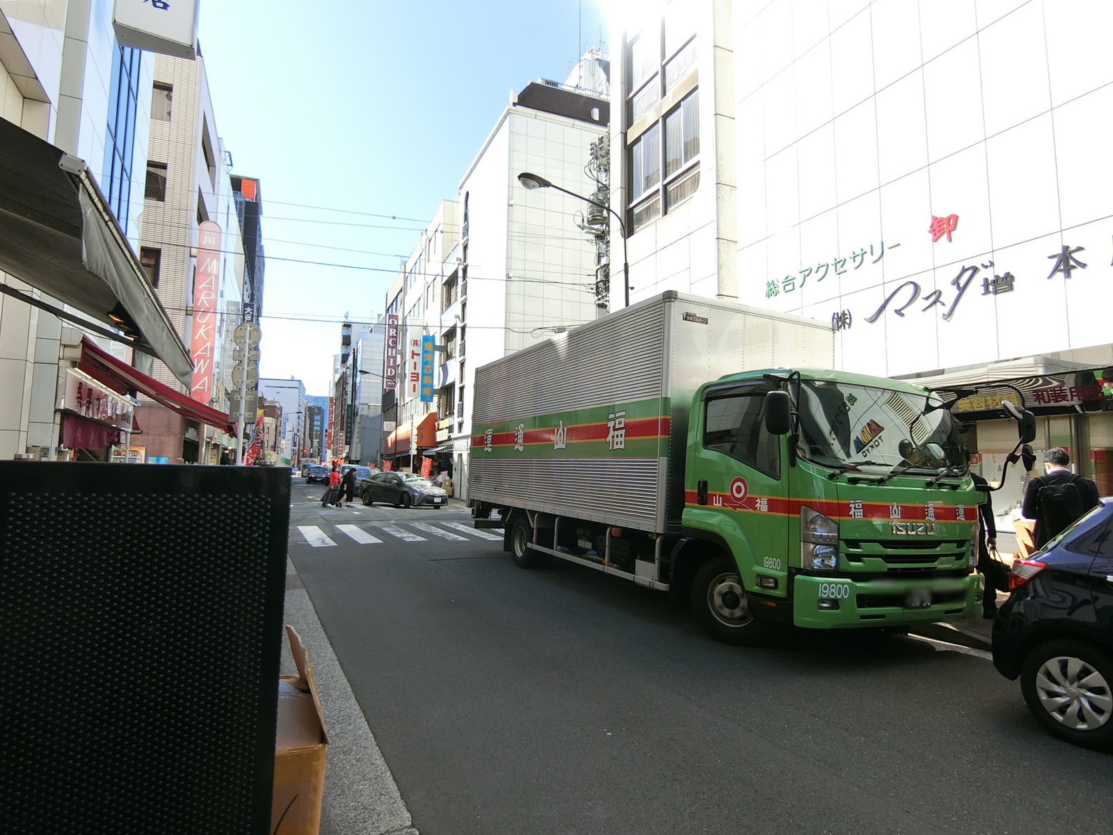 クワサキ大和ビル前面の通り