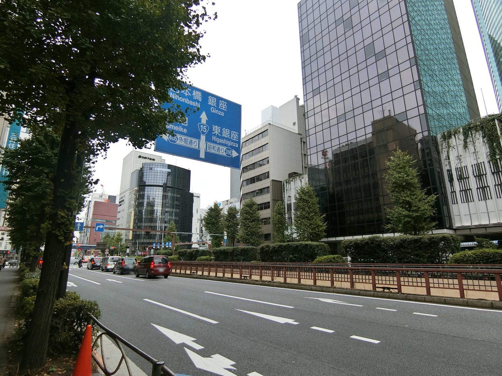 ビル前の第一京浜