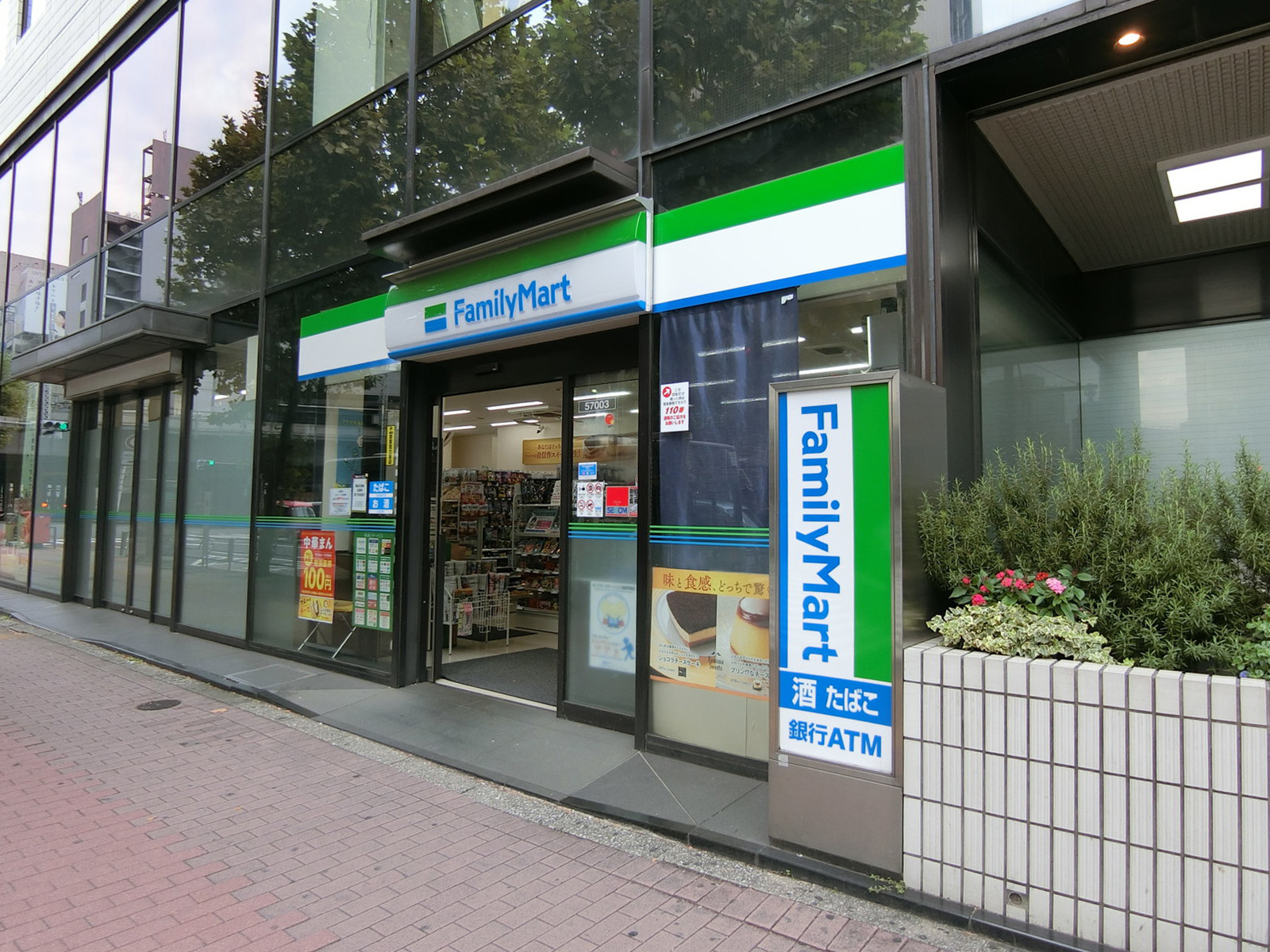 徒歩2分のファミリーマート