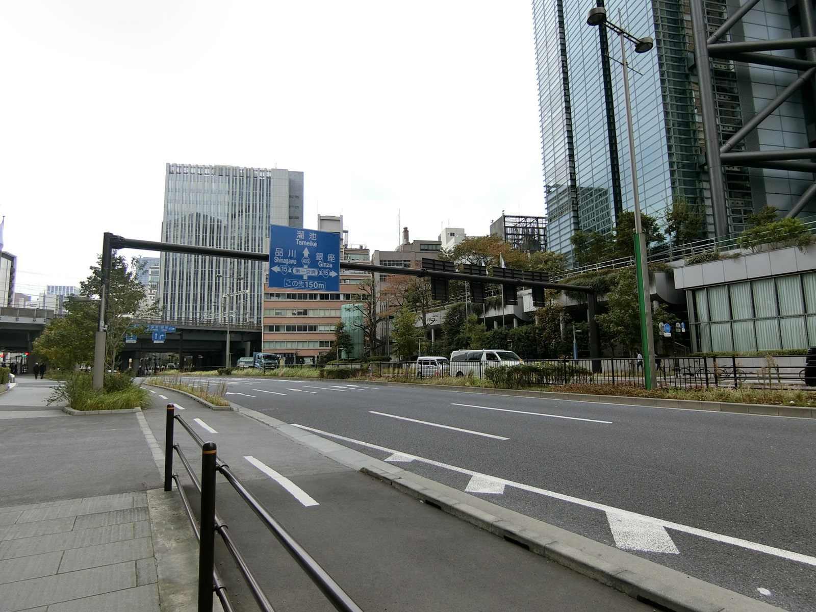 前面の新橋日の出ふ頭線