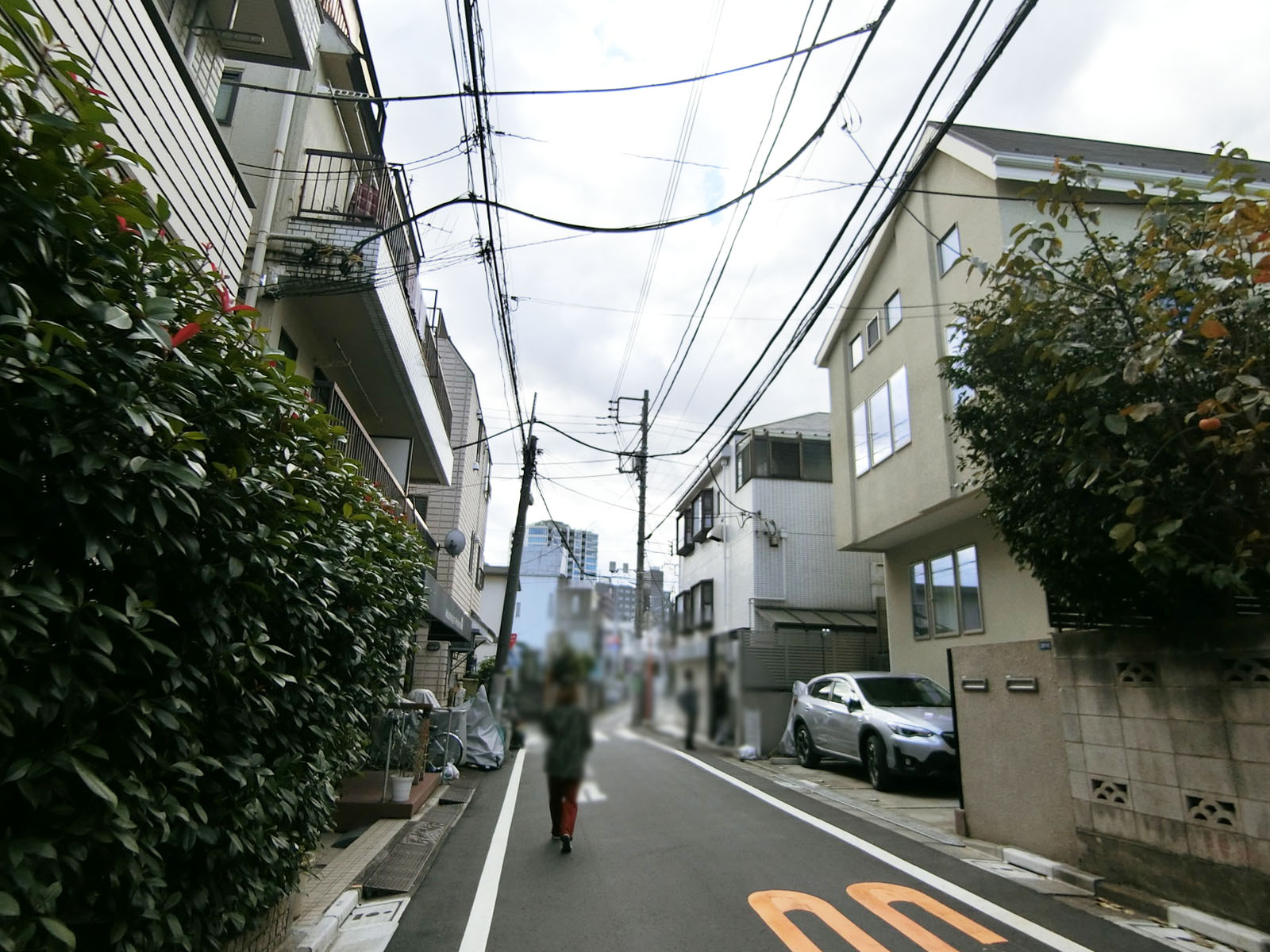 周辺は落ち着いた雰囲気の住宅街
