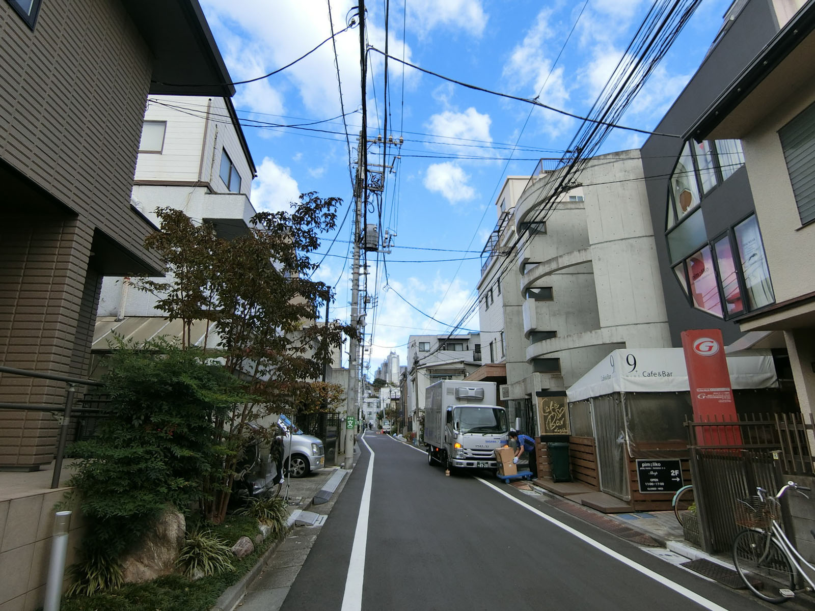 オリーブビル代々木前面の通り