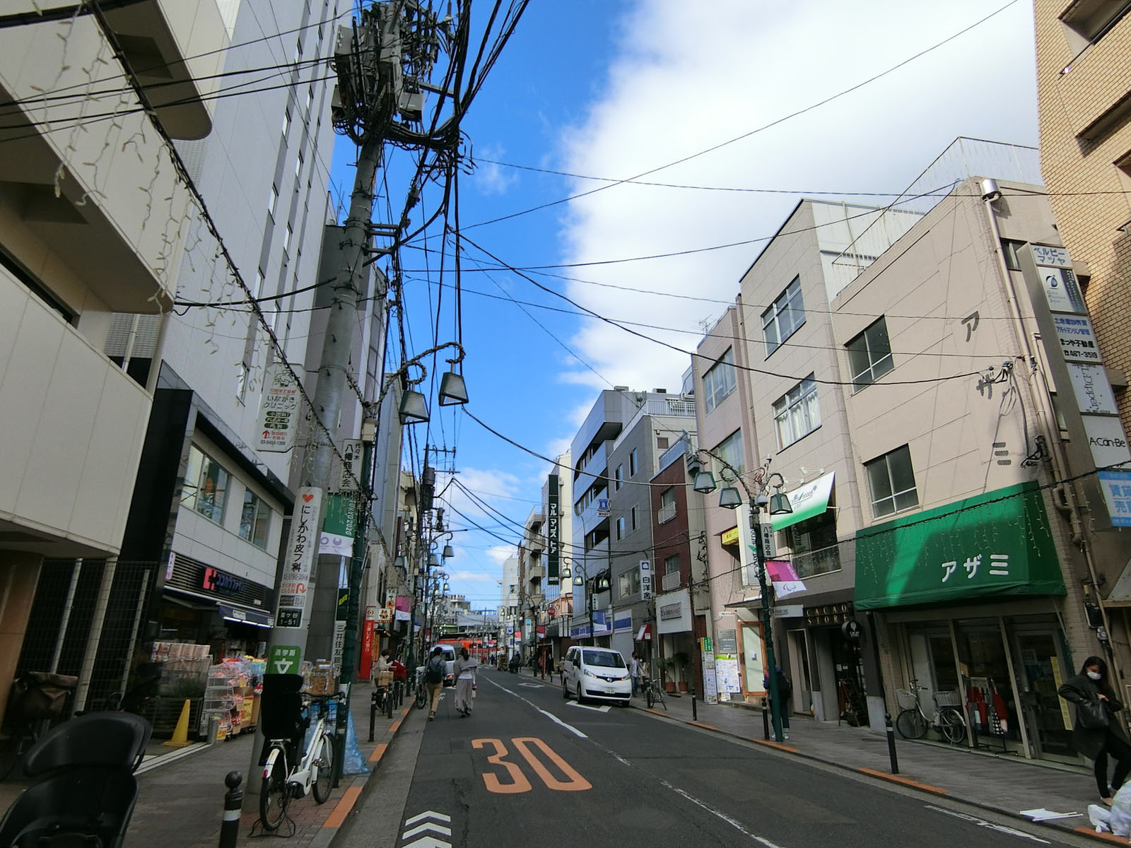 KNビル前面の富ヶ谷1丁目通り