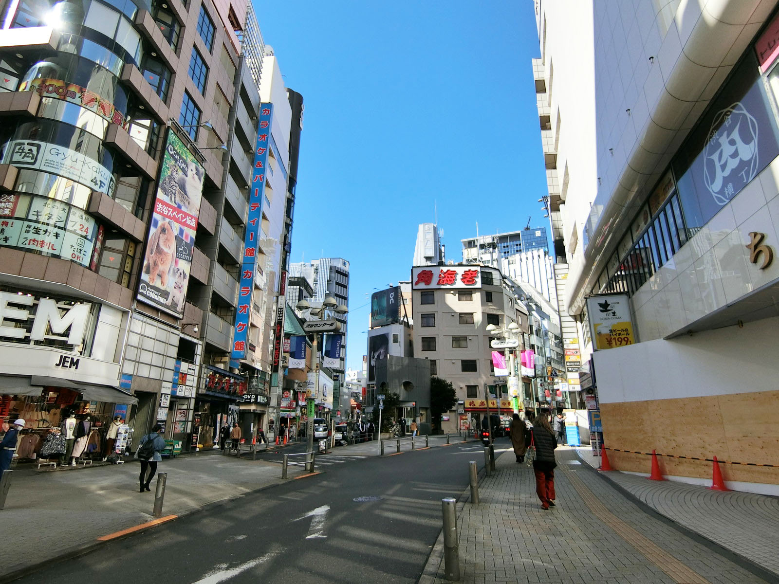 ちとせ会館前面の井の頭通り