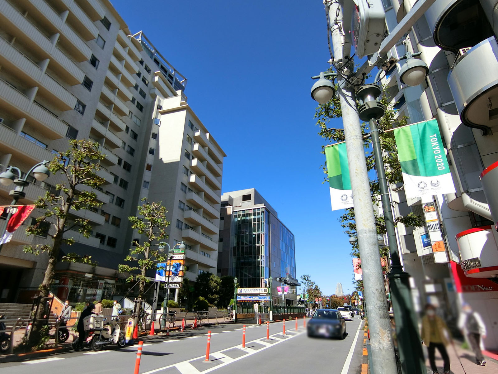 兼仲ビル前面の通り