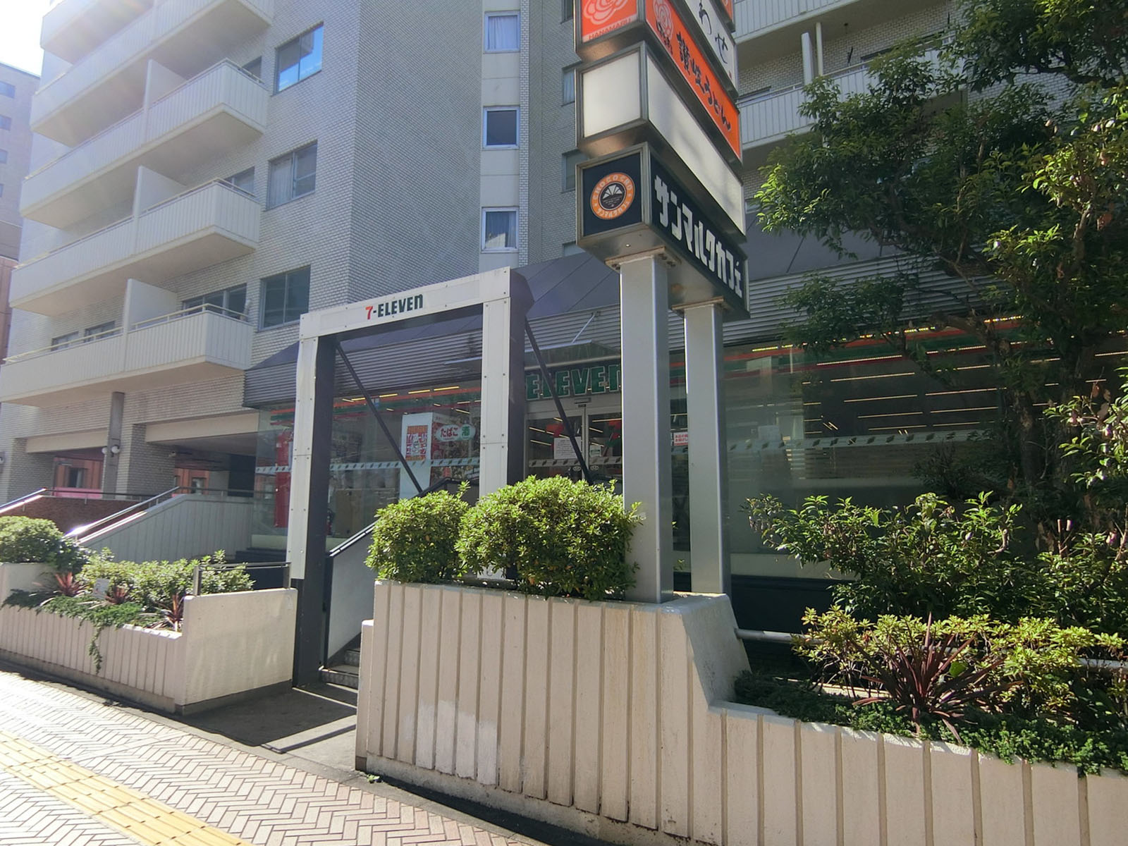 向かいのセブンイレブン