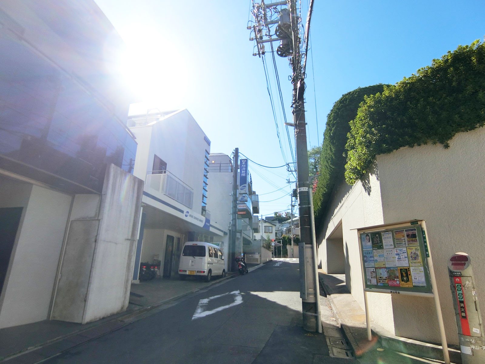 周辺は落ち着いた雰囲気の住宅街