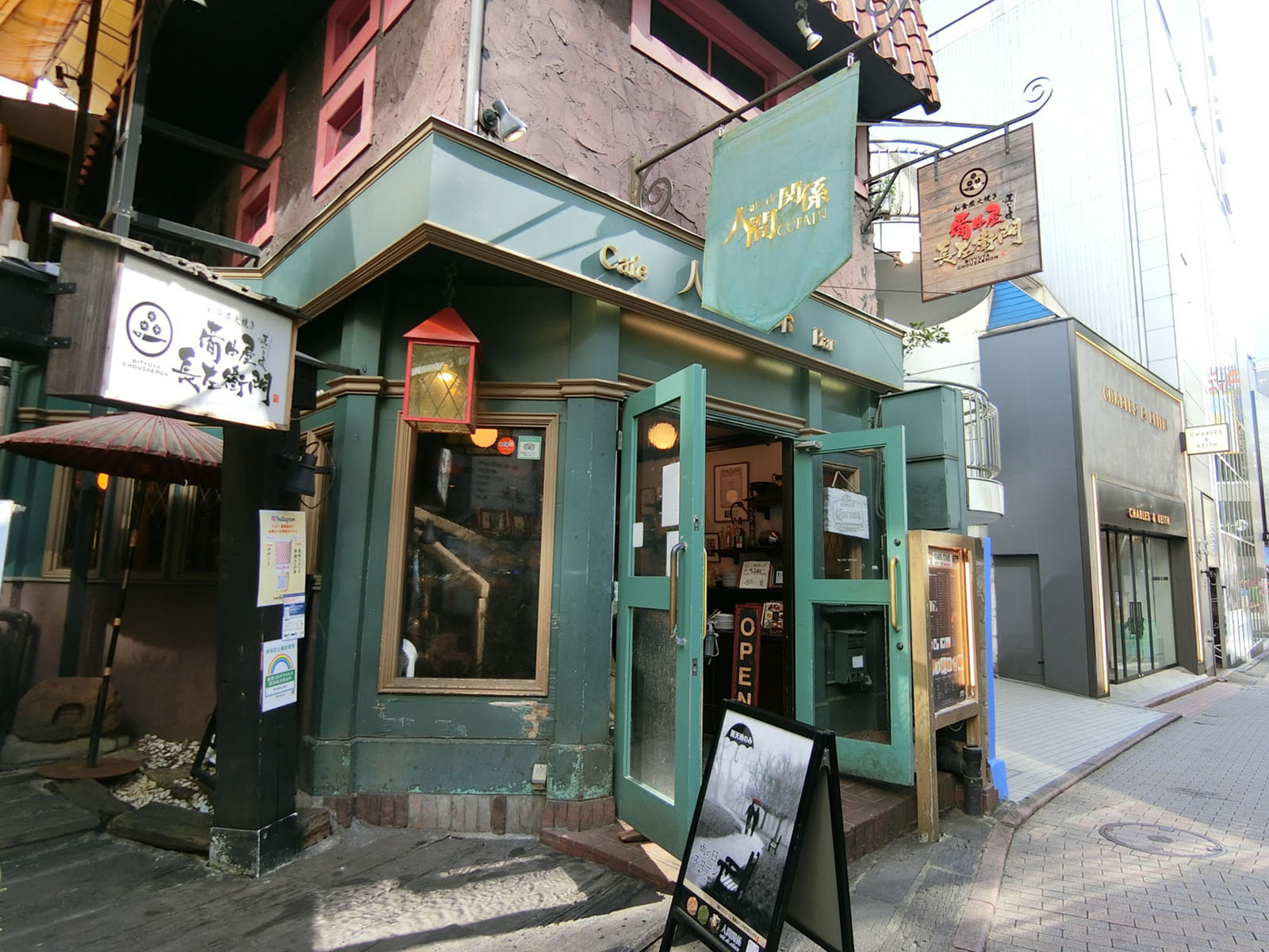 周辺には飲食店が多数あり