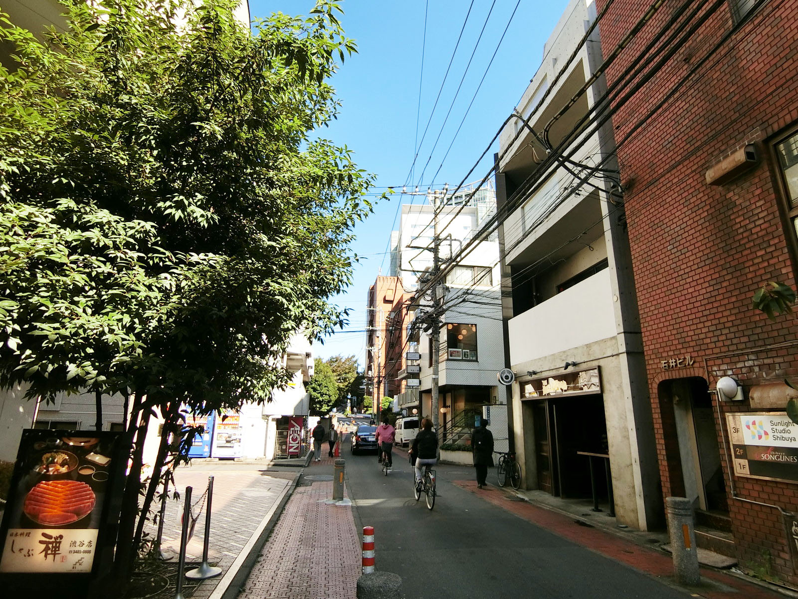 ユニデン渋谷ビル前面の通り