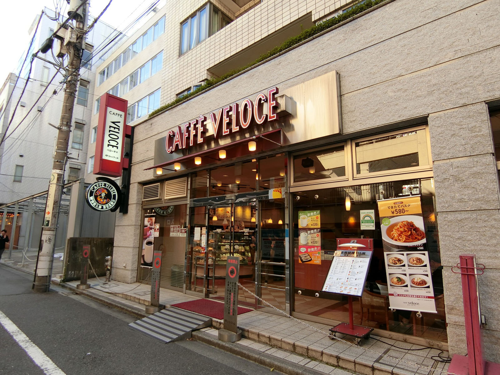 徒歩2分のカフェ・ベローチェ