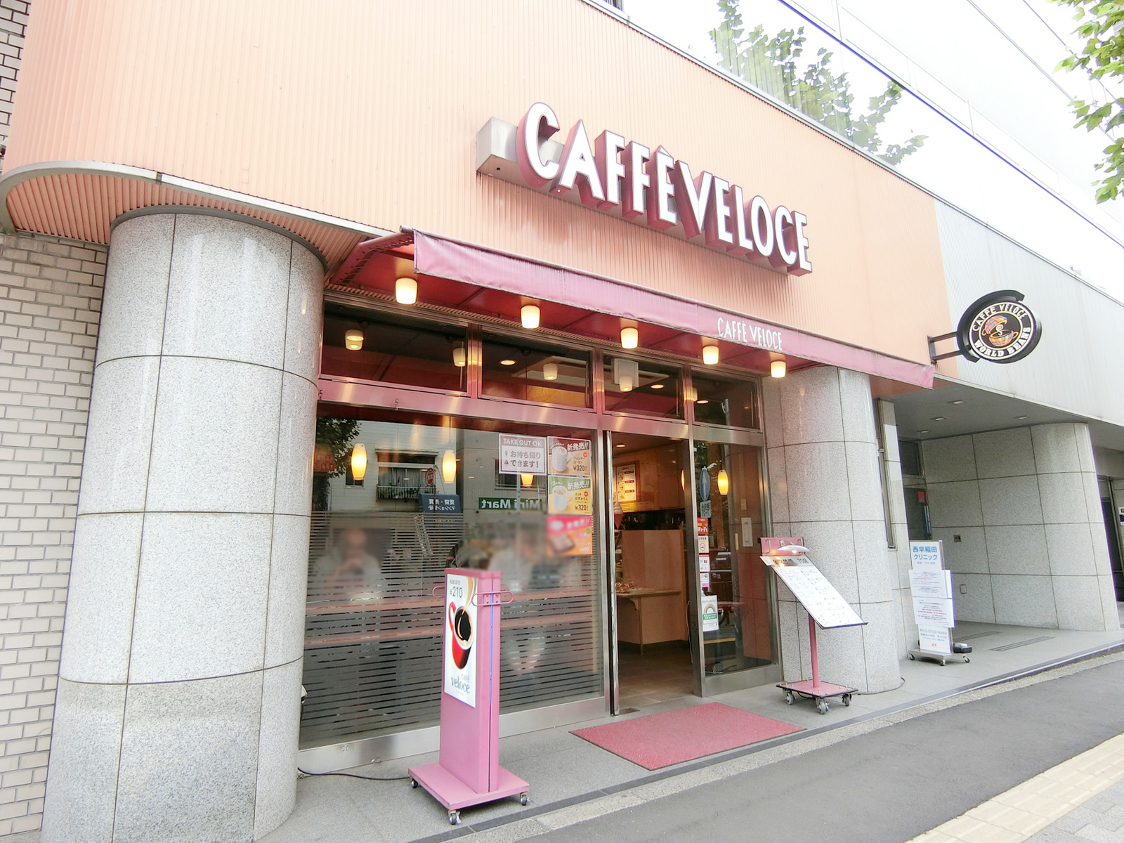 隣のカフェ・ベローチェ西早稲田店
