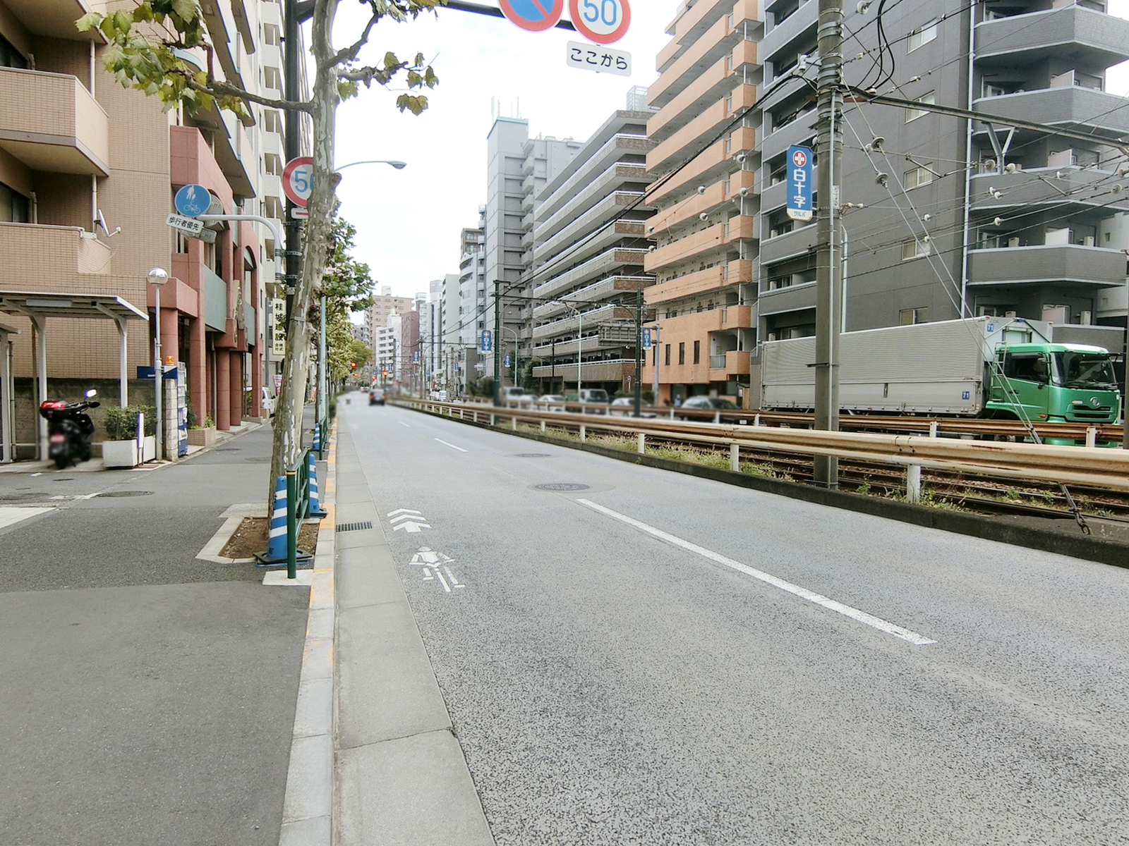 ニューライフ西早稲田前面の新目白通り