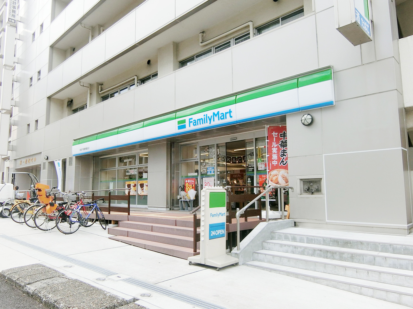 近くのファミリーマート 新宿戸塚警察署前店
