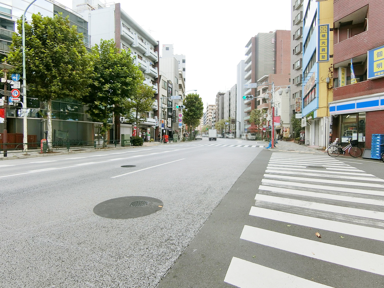 西早稲田関口ビル前面の早稲田通り