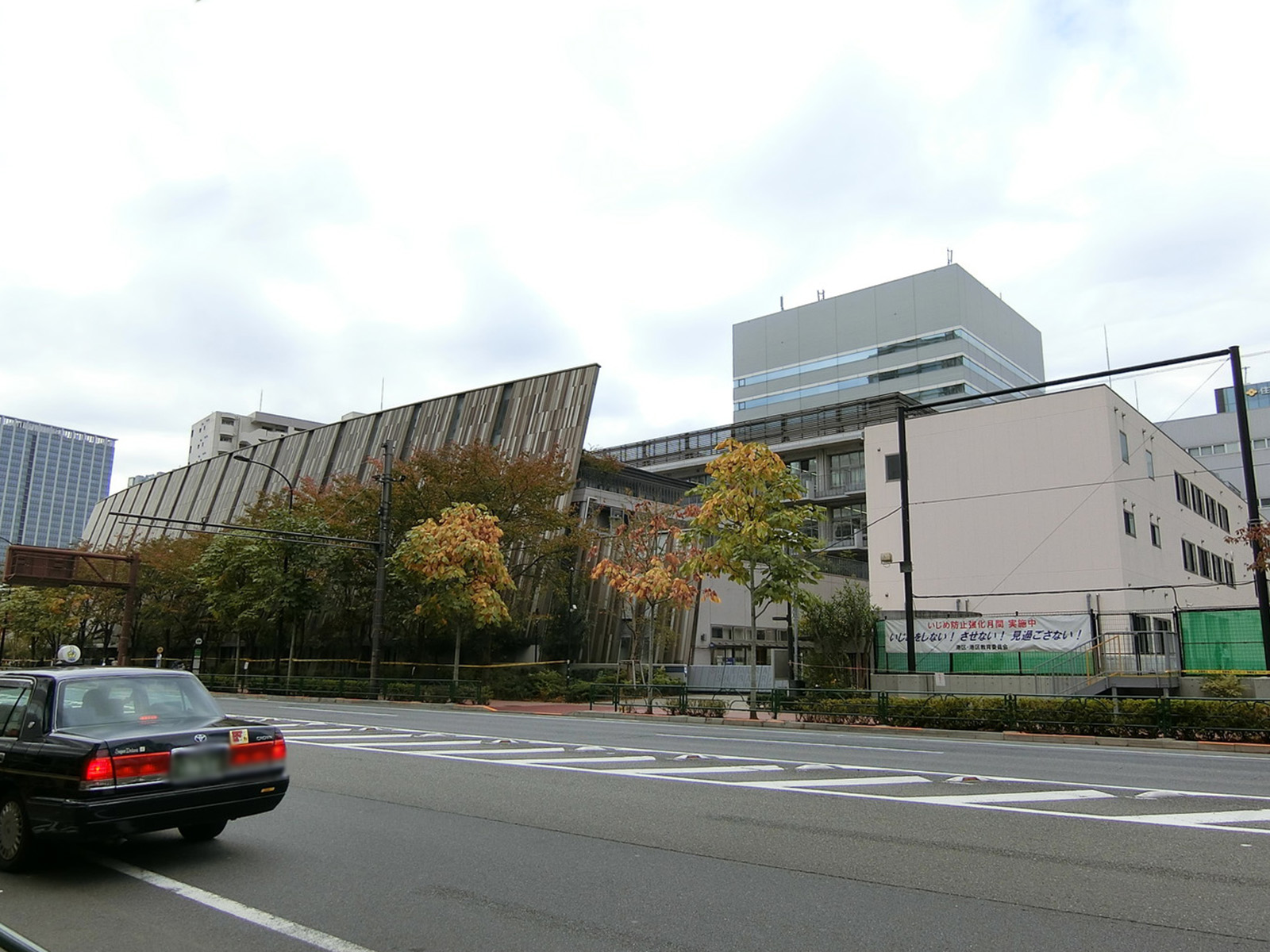 徒歩2分の港区立芝浦小学校