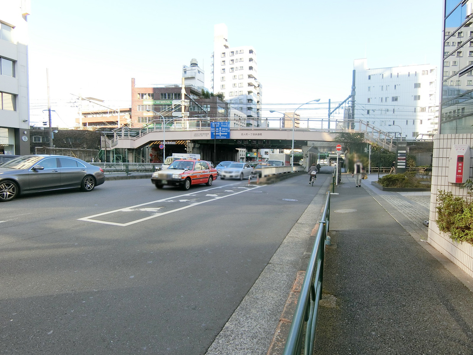 新宿旭ビル前面の職安通り