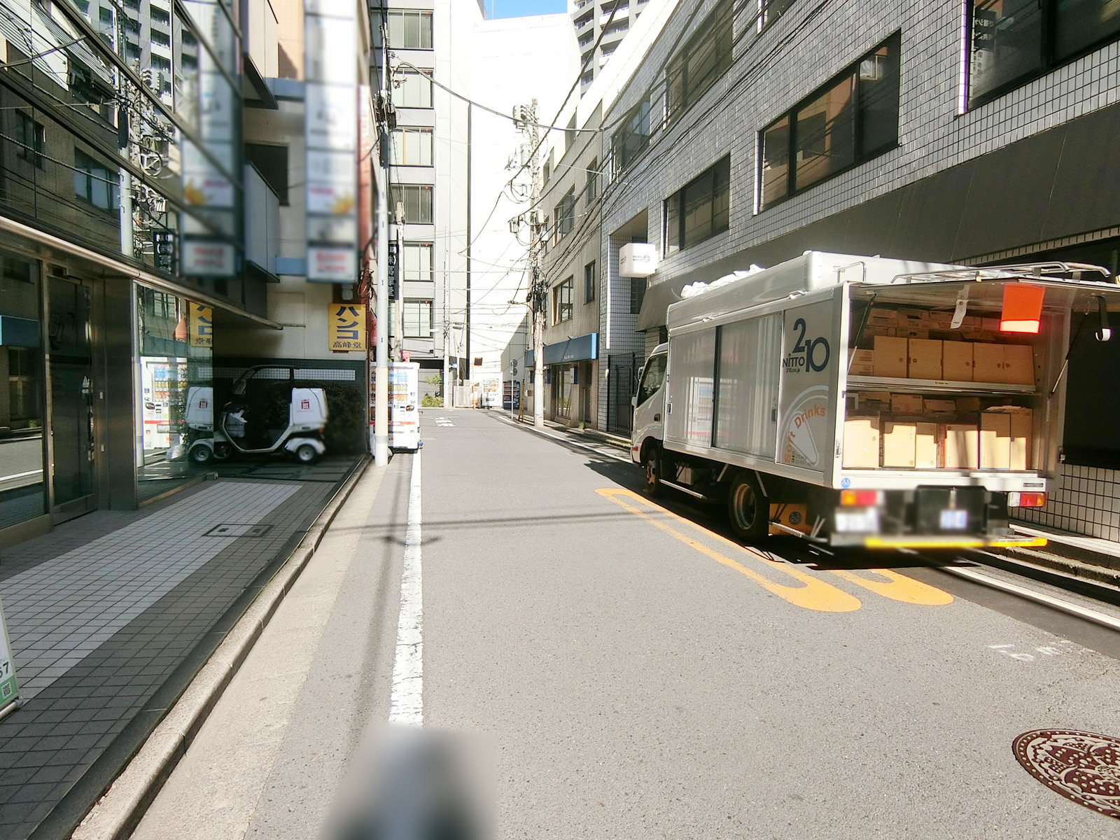 新宿シティ源共同ビル前面の通り