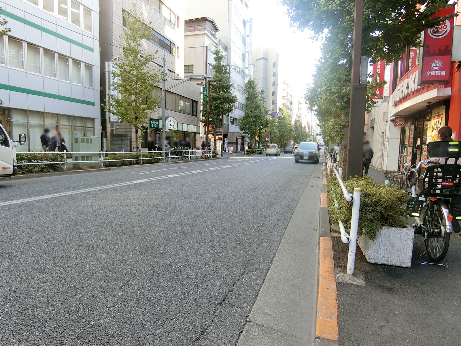 ワコーレ新宿第一ビル前面の小滝橋通り