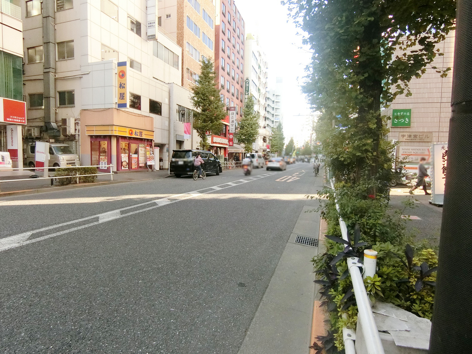 クロスオフィス新宿前面の小滝橋通り