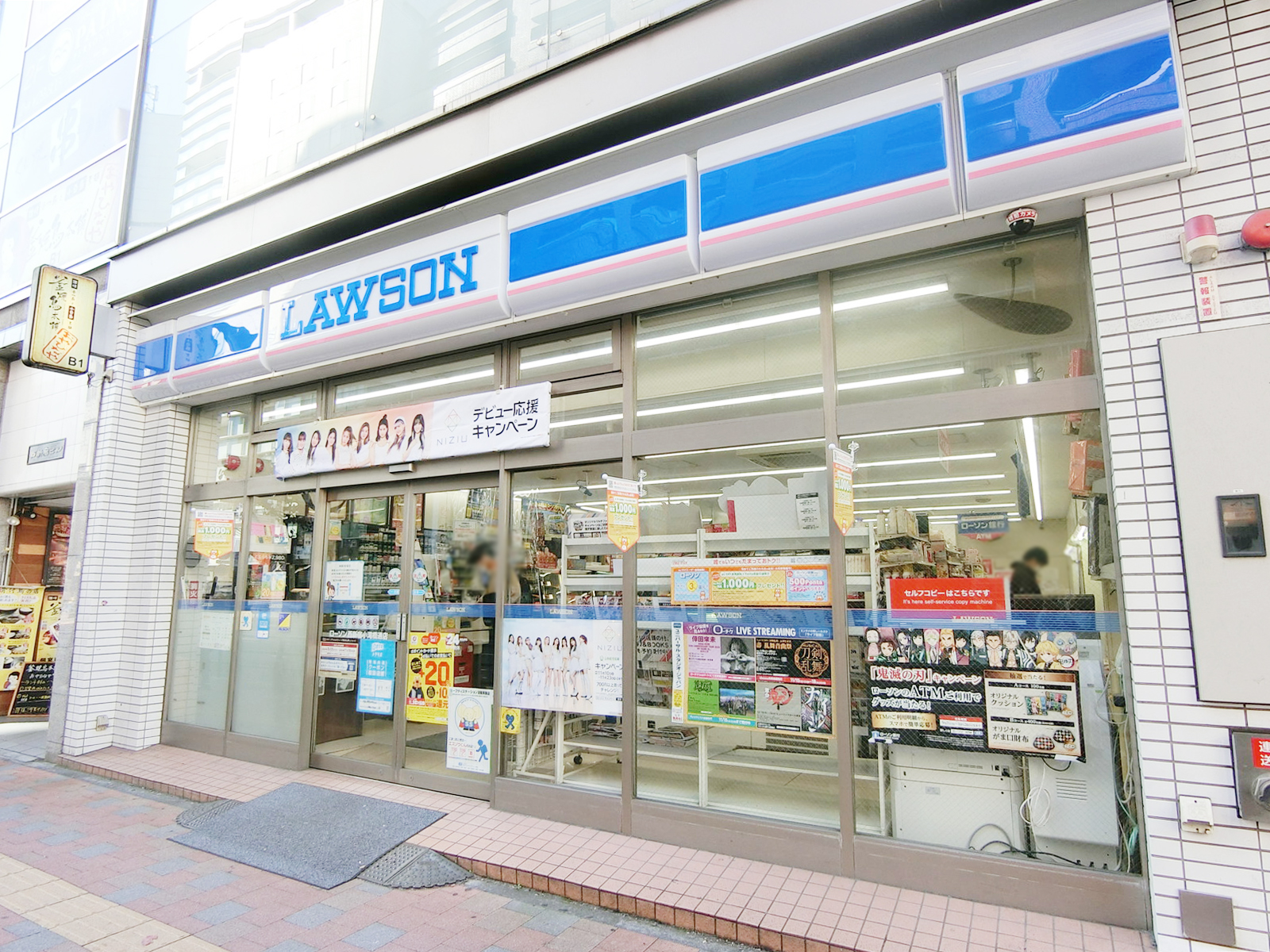 徒歩3分のローソン 西新宿小滝橋通店
