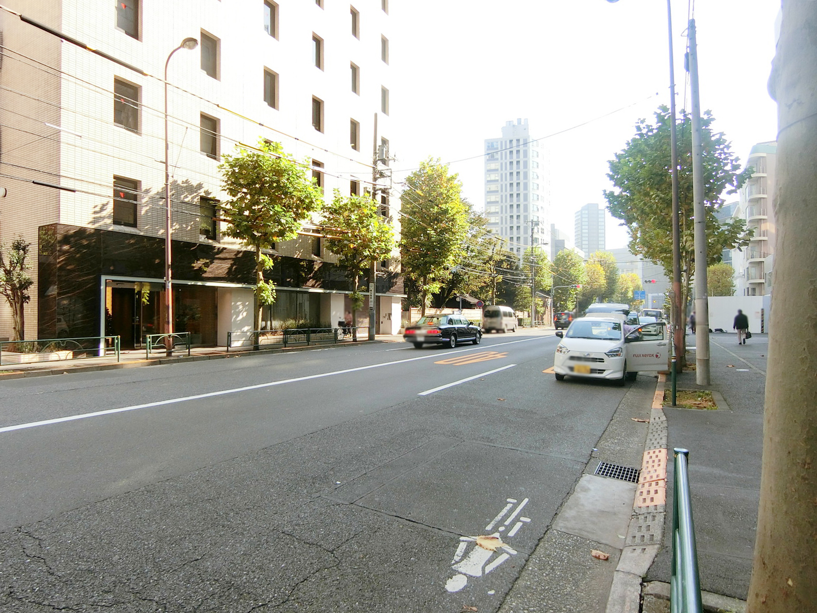 山城ビル前面の外苑東通り