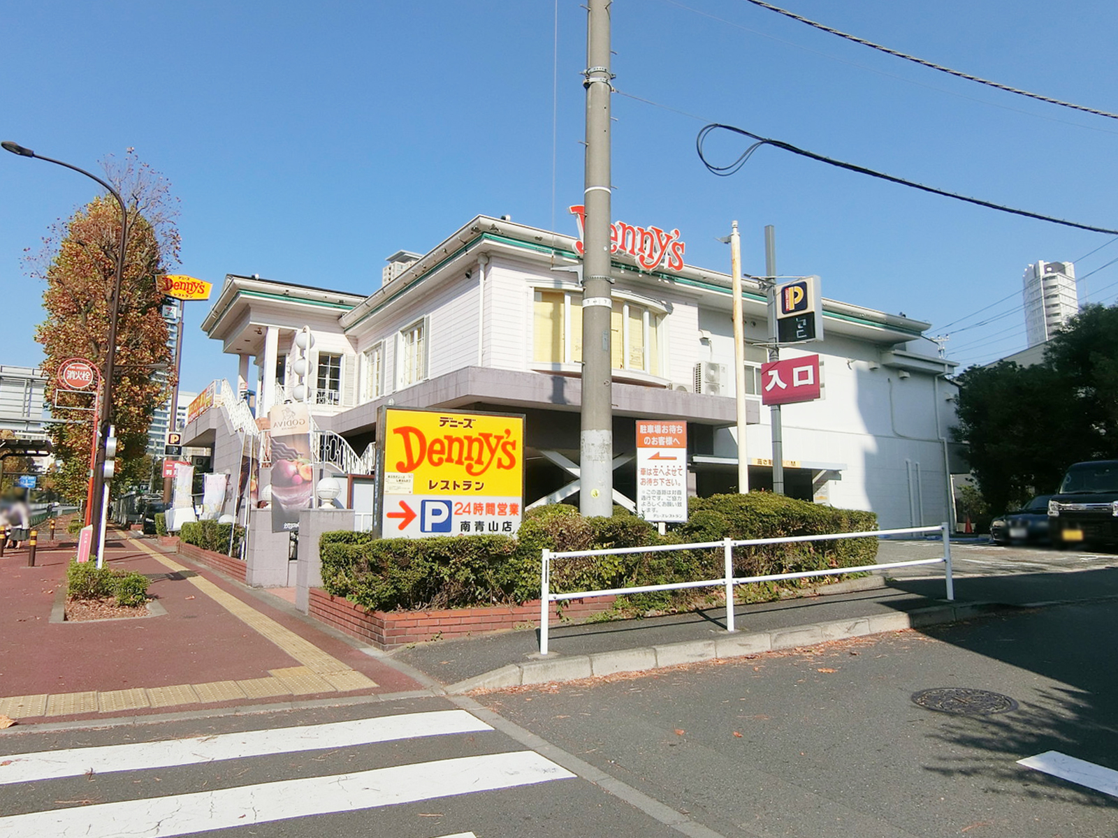 徒歩2分のデニーズ南青山店
