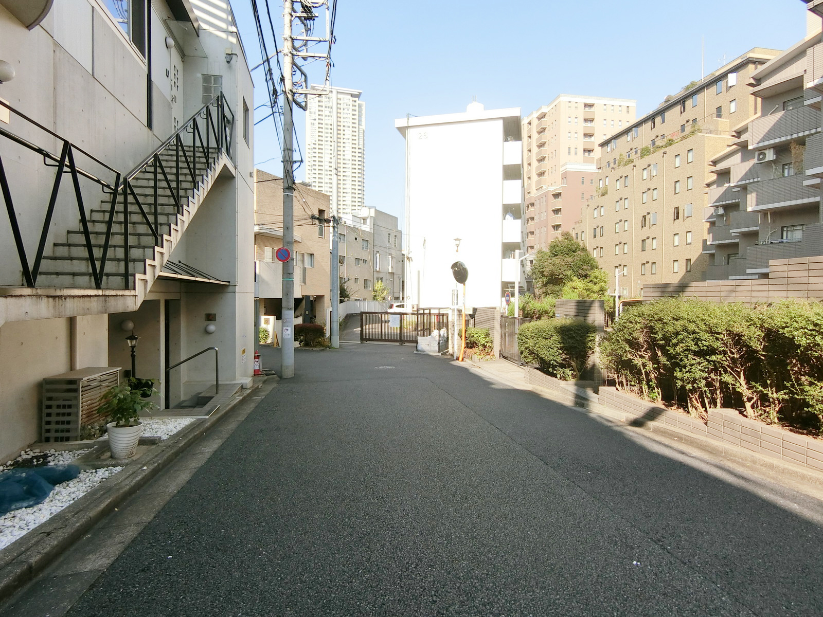 トライアングルビル前面の通り