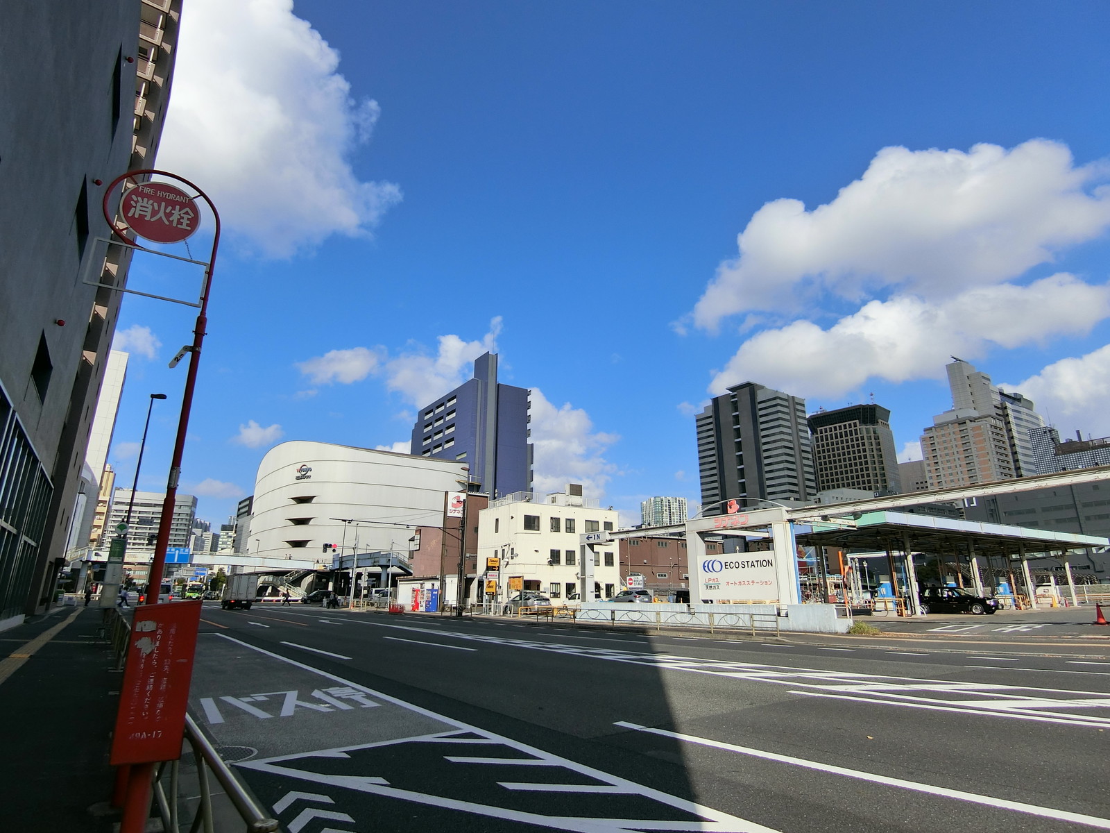 オフィスビル前面の海岸通り