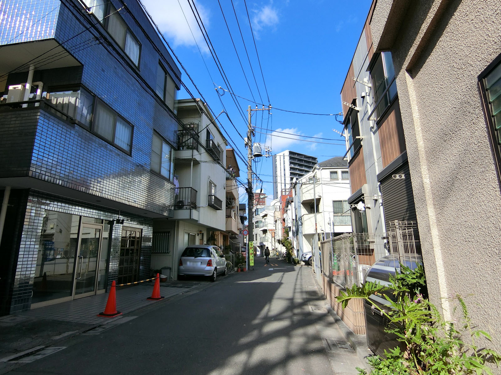 オフィスビル前面の通り