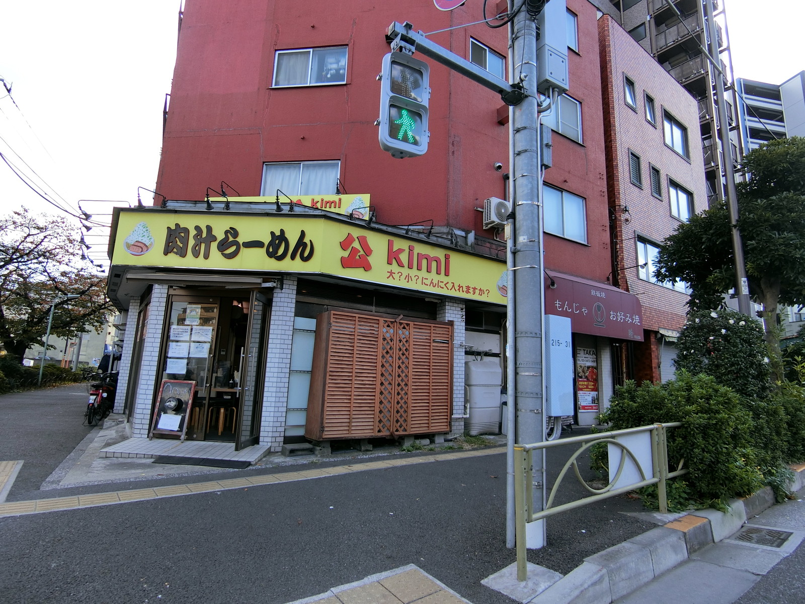 並びの飲食店