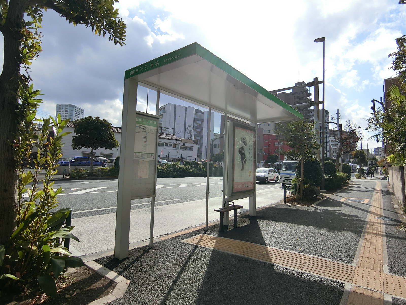 近くのバス停「天王洲橋」
