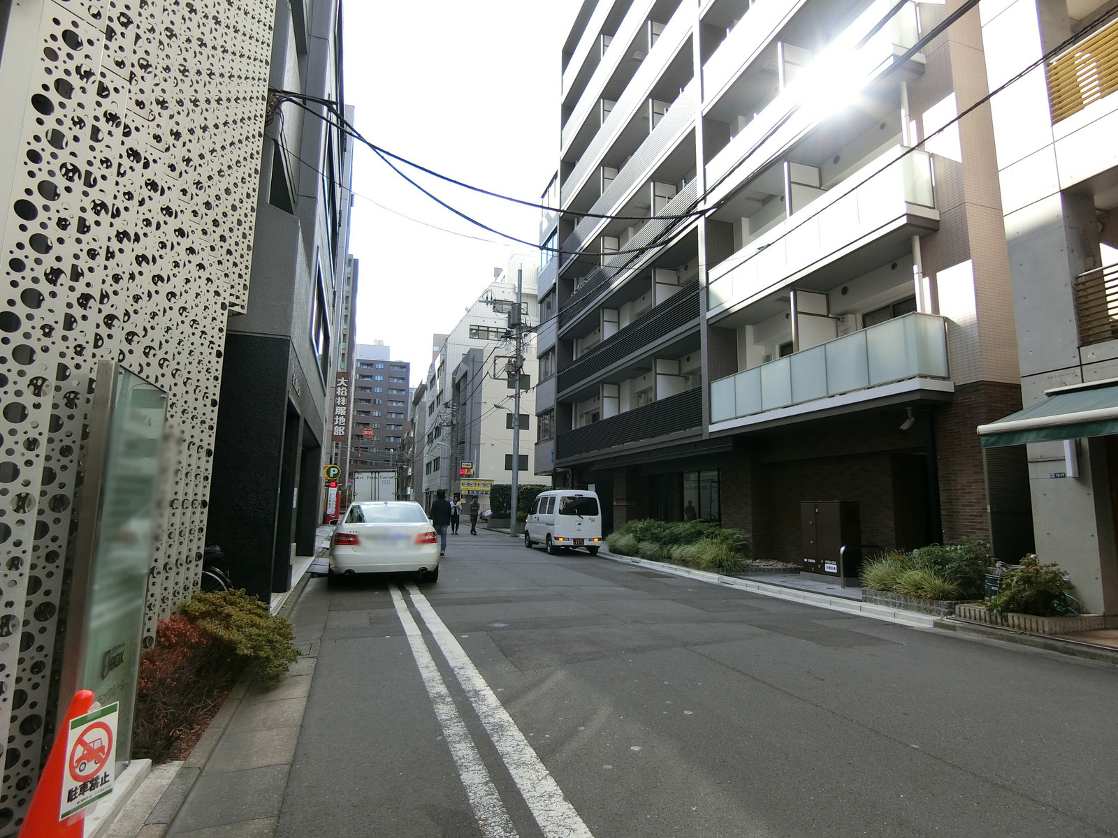 昭和ビル前面の通り