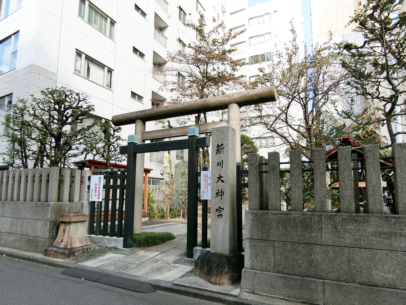 向かいの新川大神宮