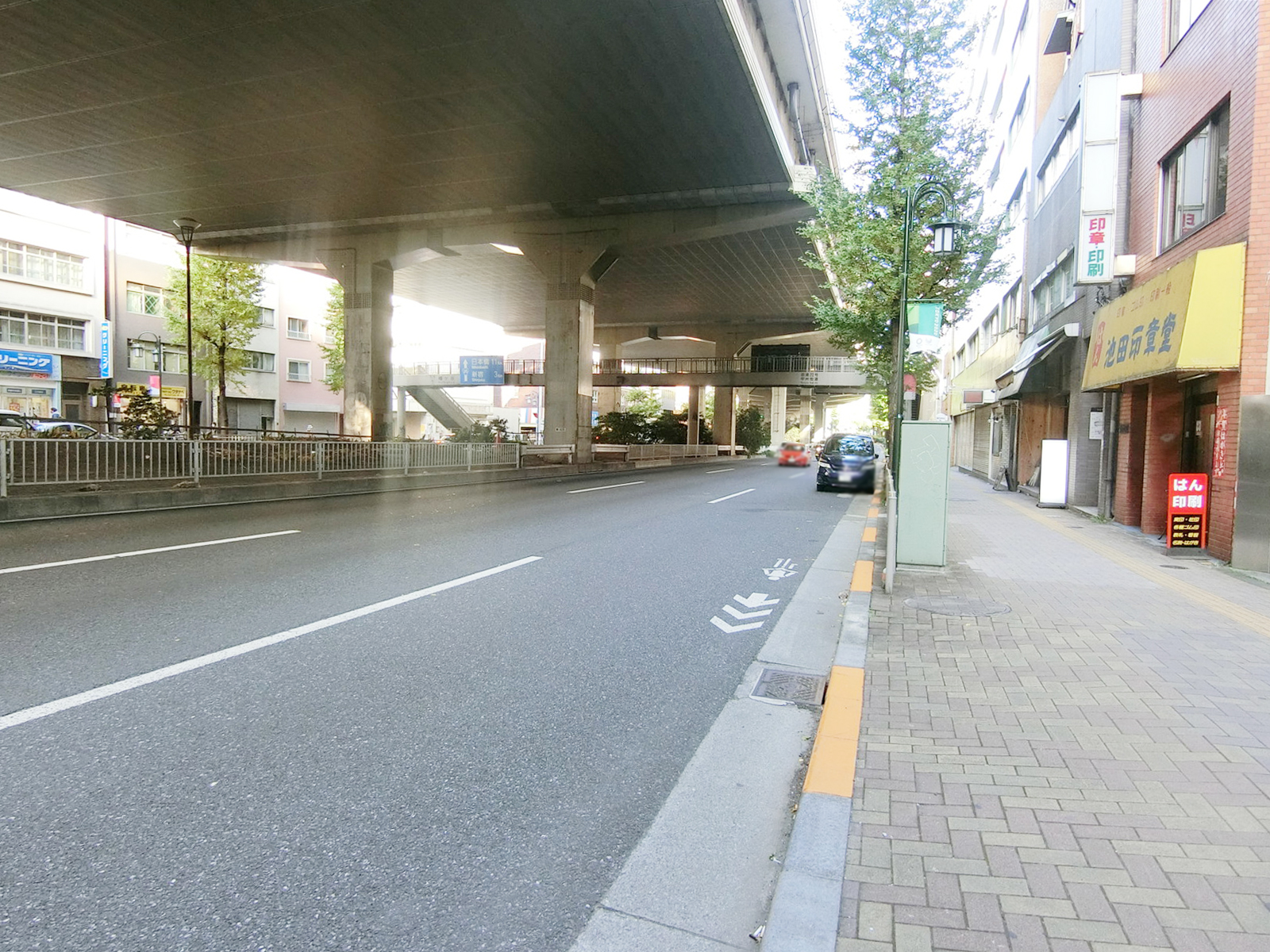 朝日生命幡ヶ谷ビル前面の甲州街道