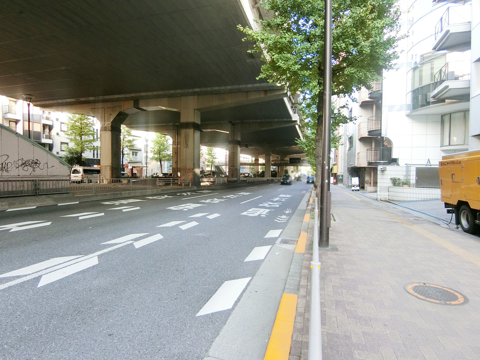NKG東京ビル前面の甲州街道