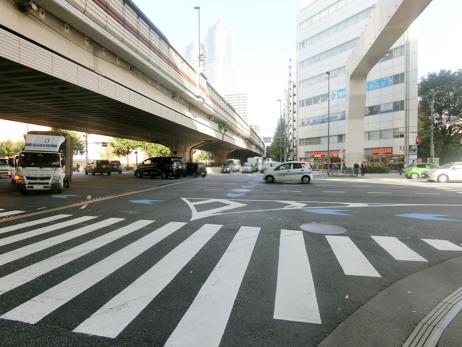 第2加藤ビル前面の甲州街道