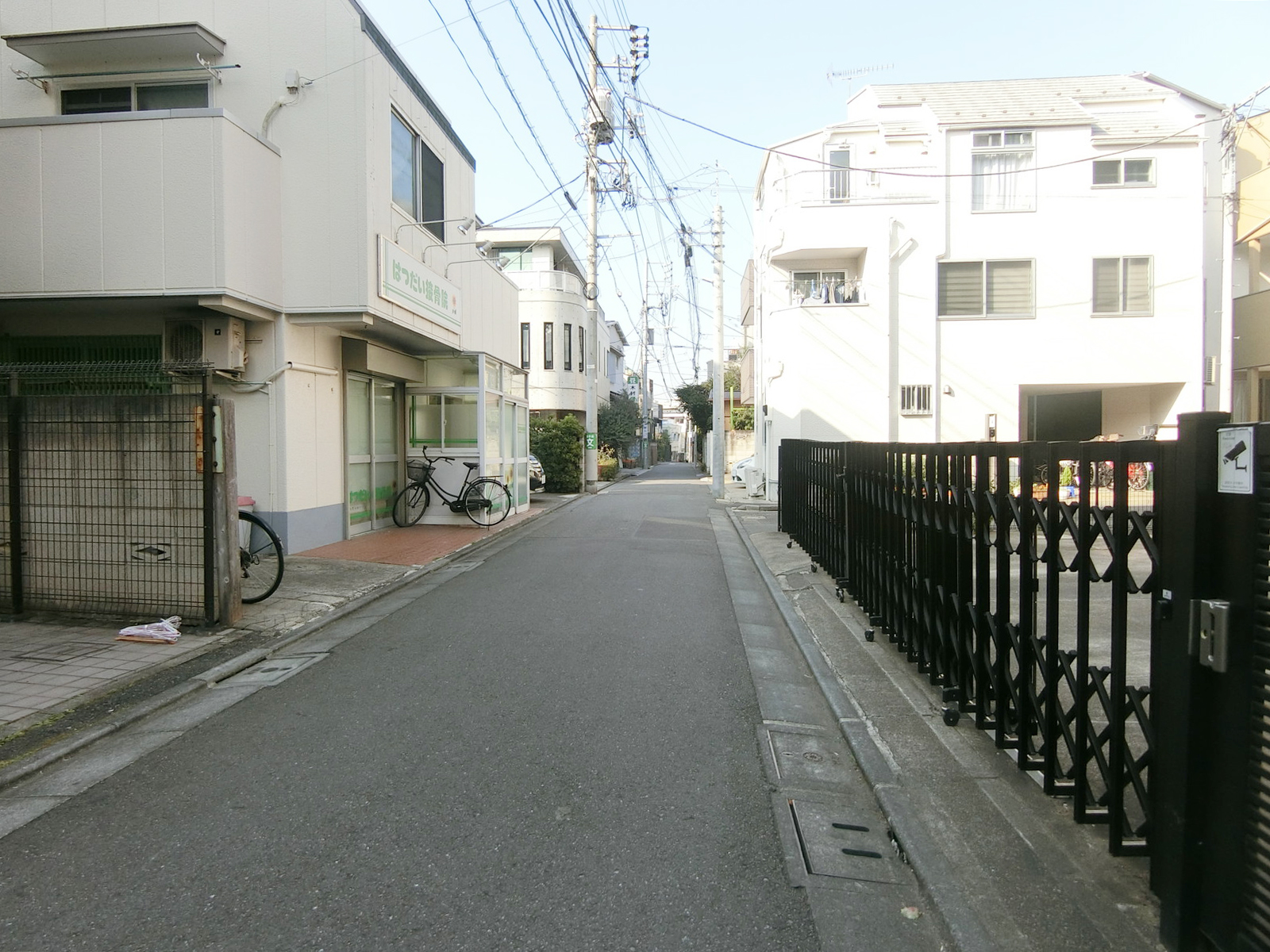 茶静山園ビル前目の通り