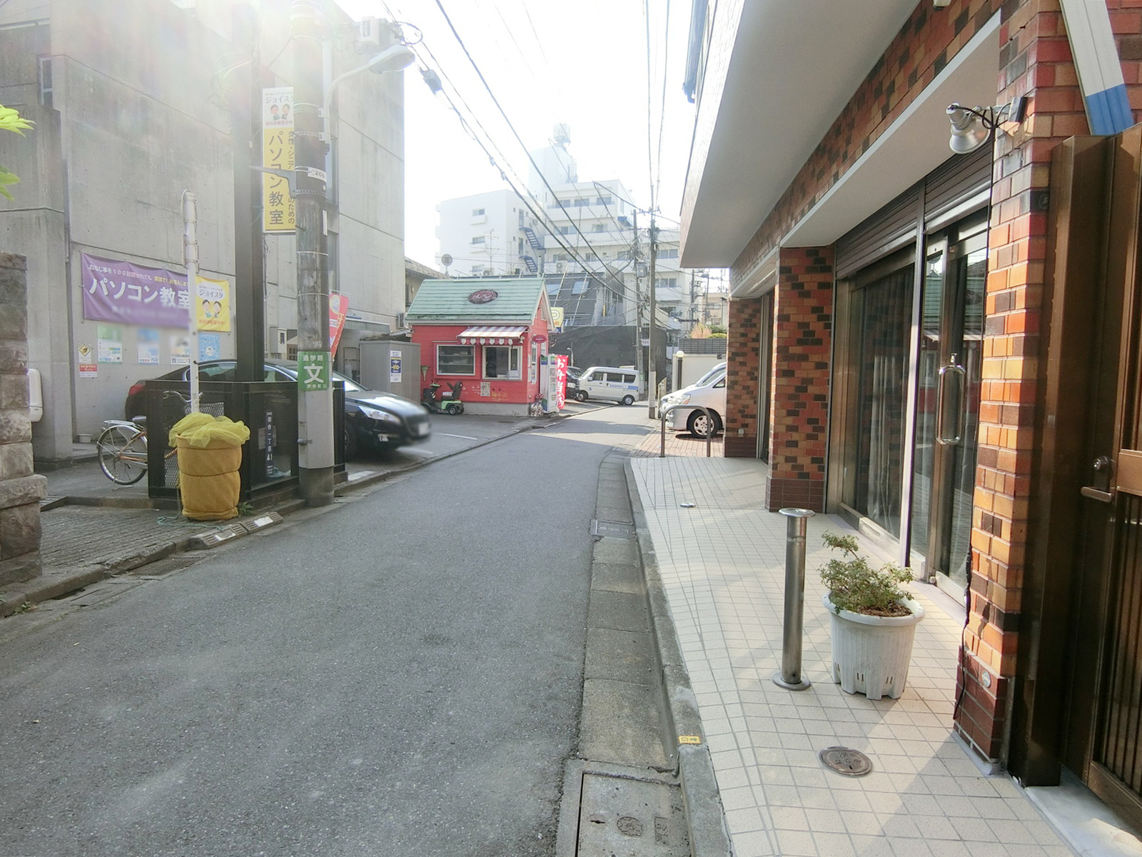 初台ヨロコ前面の通り
