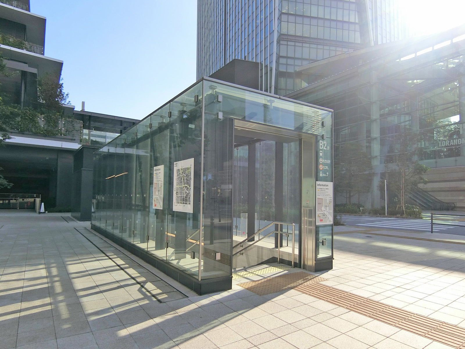 最寄りの「虎ノ門ヒルズ駅」