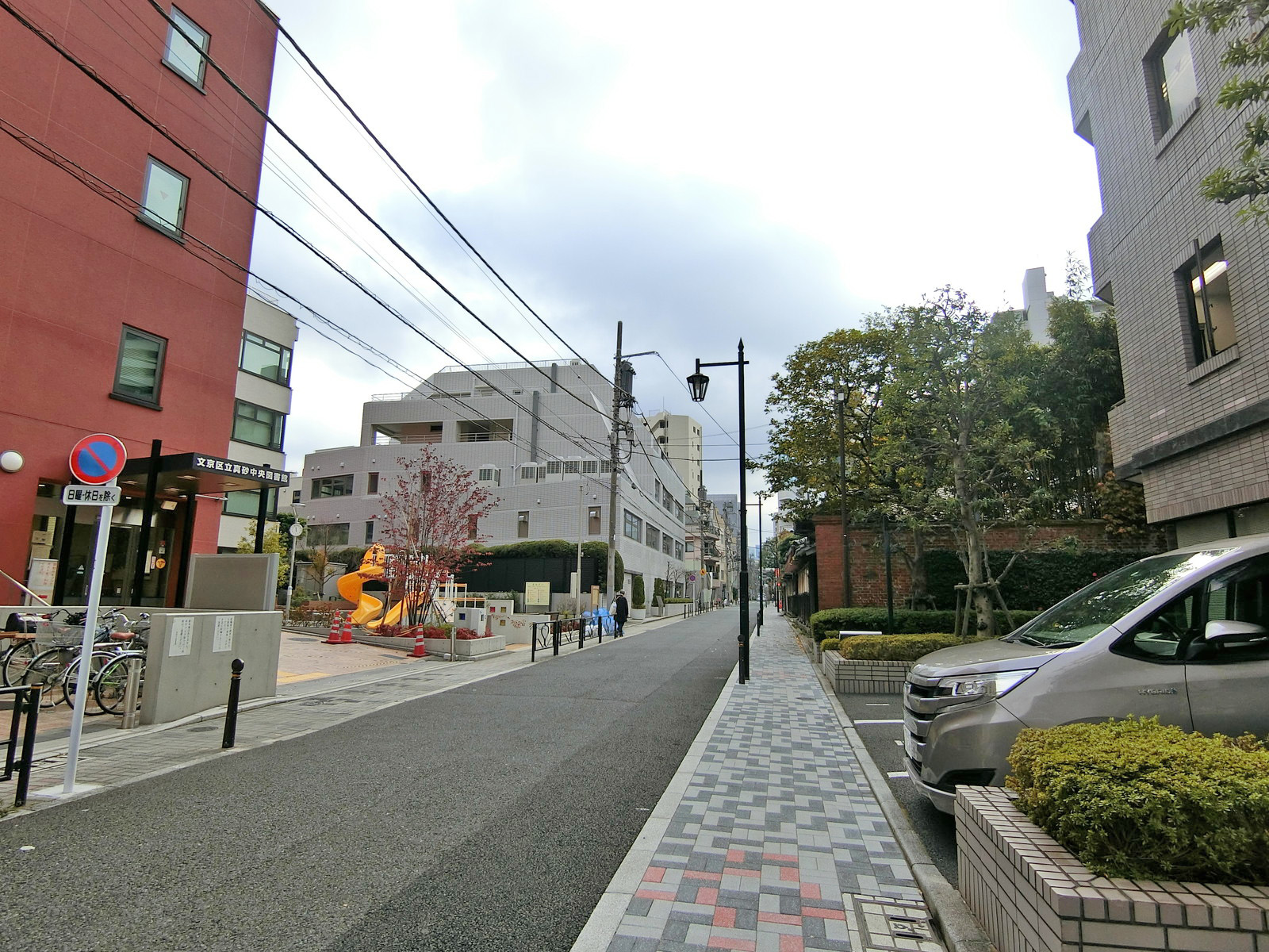 真成館ビル前面の通り
