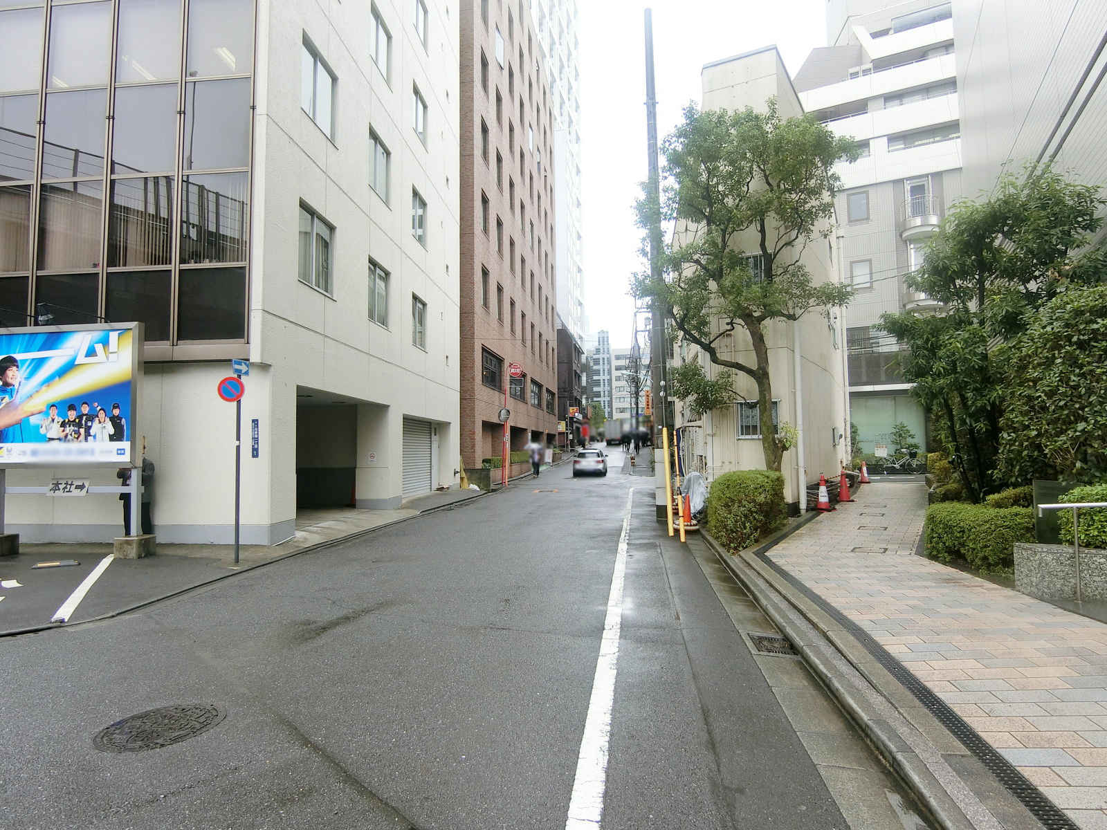 安全ビル前面の通り