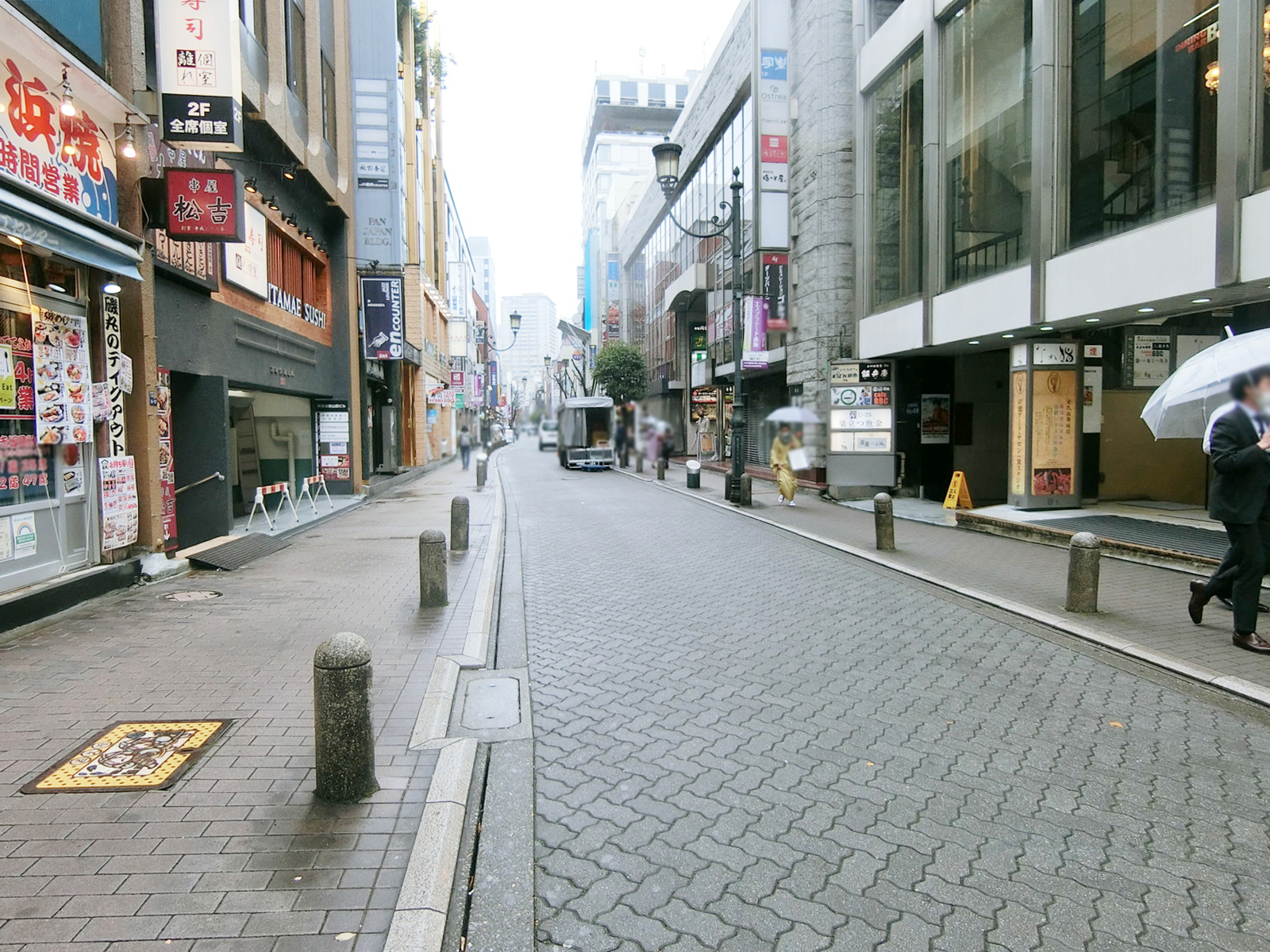 赤坂コマースビル前面のエスプラナード赤坂通り
