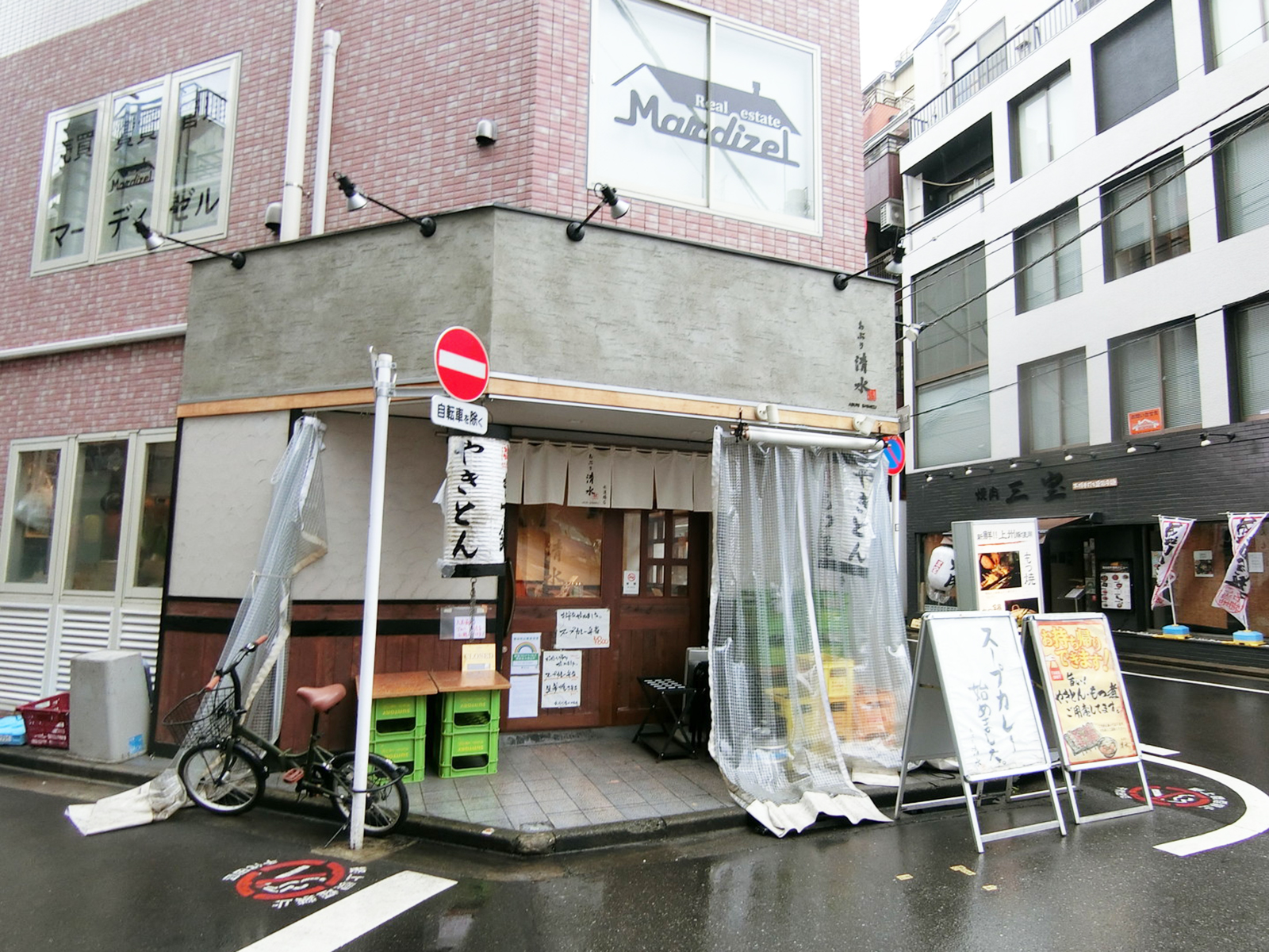 周辺には飲食店が多数あり