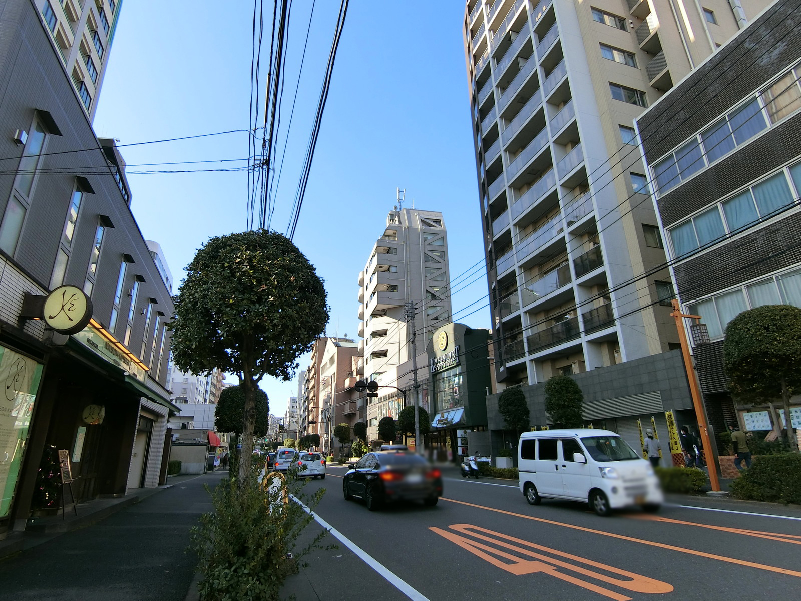 VORT神楽坂1前面の大久保通り