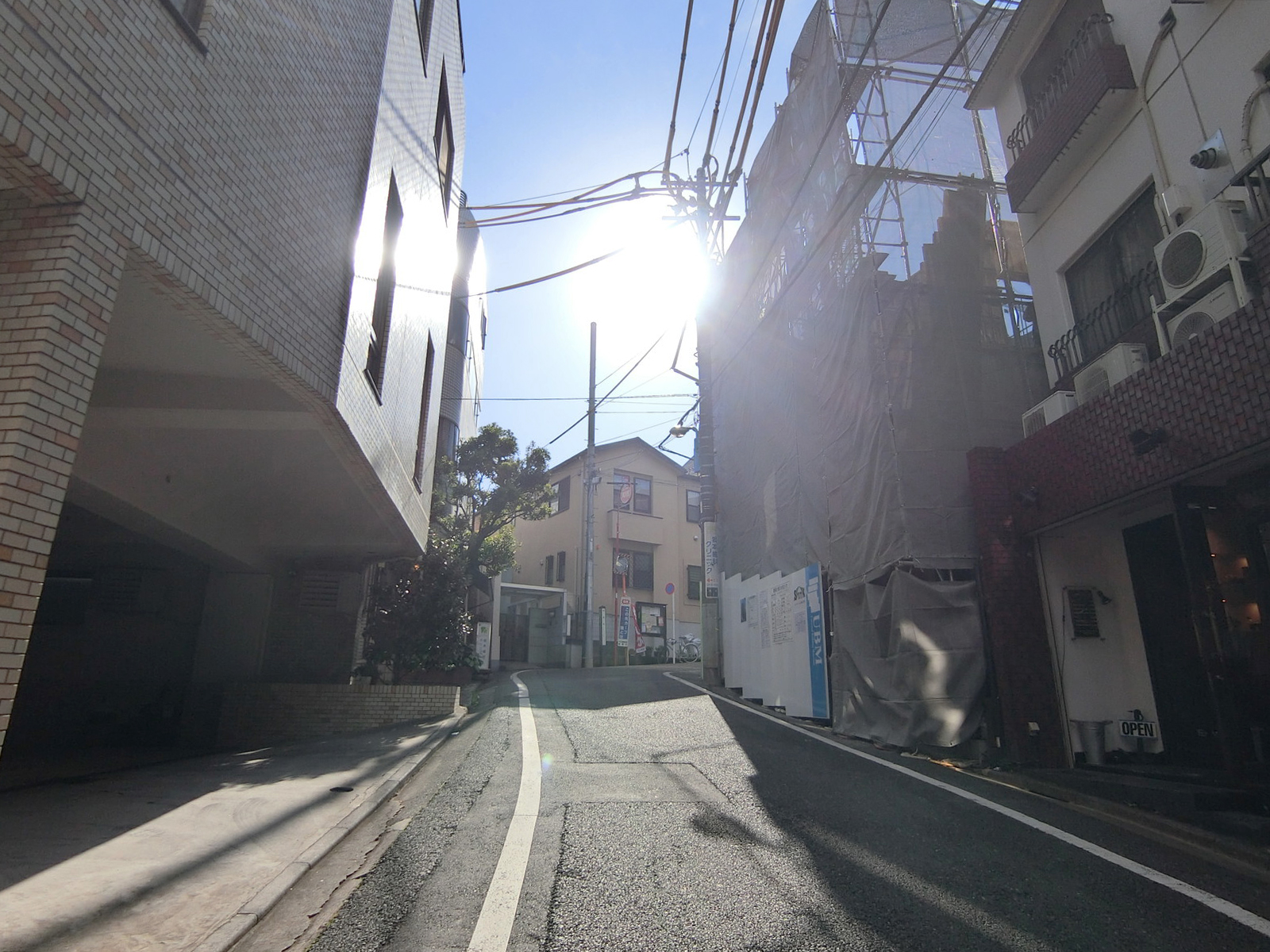 坂本DCビル前面の通り