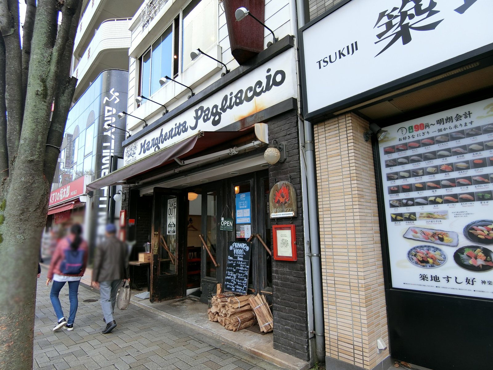 周辺は飲食店が豊富なエリア
