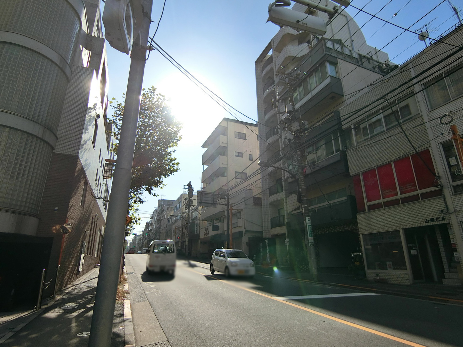ブルンネン牛込ビル前面の牛込中央通り